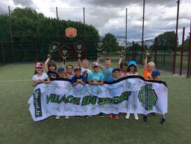 ACM juillet 2019 initiation tennis avec le dispositif "village en sport joue sur ton terrain"